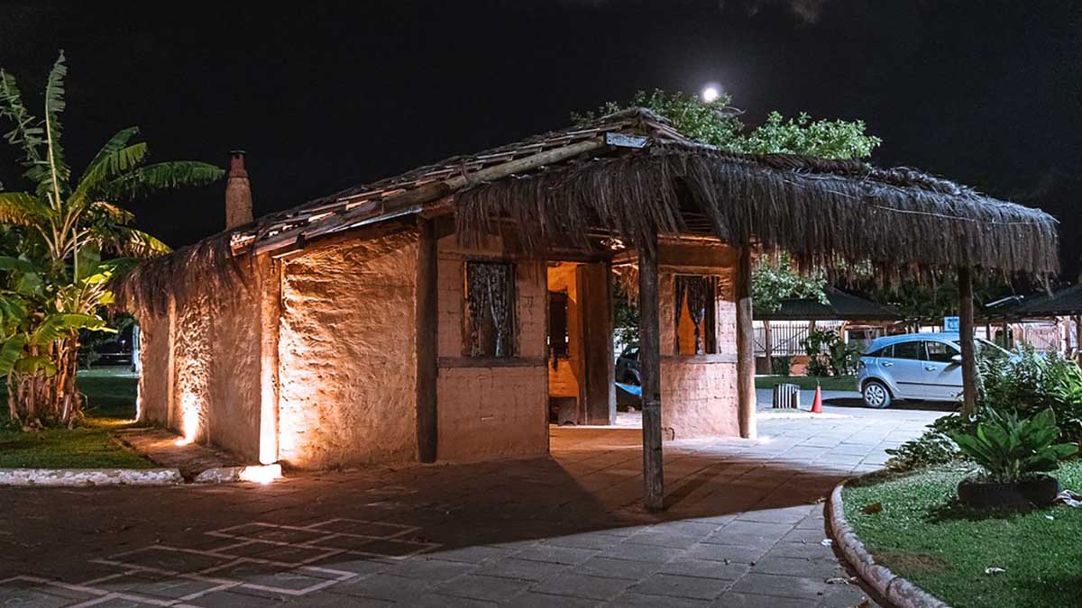 Exposição na Casa Caiçara em São Sebastião reúne obras inspiradas nos saberes e na identidade cultural do Litoral Norte